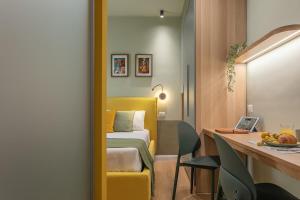 a room with a bed and a desk with a laptop at "Suite Centro Città" Self Check-In WiFi & Netflix in Campobasso