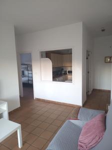 Una sala de estar con un sofá y un espejo. en Apartamento Islantilla Club, en Islantilla