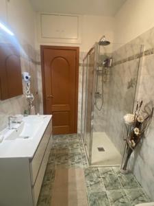 Bilik mandi di CasadellemeravigliediGiulia +12 gambar