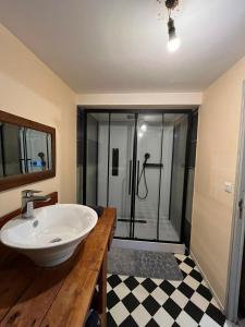 a bathroom with a sink and a shower at Appartement calme, emplacement stratégique, proche de toutes commodités, de l'autoroute, valenciennes, lille, Belgique, wifi, Netflix, parking Gratuits, lave linge, sèche linge in Raismes +15 photos