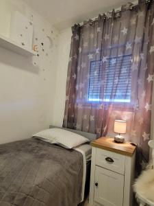 Postel nebo postele na pokoji v ubytování Apartments Lanterna Ražanac