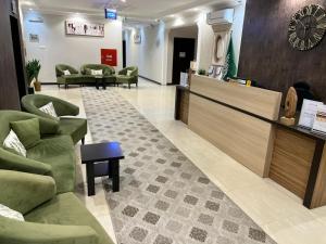 哈伊勒شقق اطلالة اجاء المخدومة的一间商店里一个带沙发和椅子的大堂