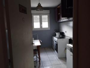 Η κουζίνα ή μικρή κουζίνα στο 2 Chambres Communicantes JM 4 Bonneuil