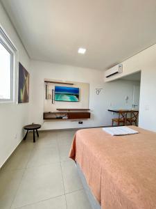una camera da letto con un letto e una TV a schermo piatto di Studio Westfit maior espaço a Mossoró