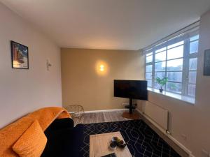 TV a/nebo společenská místnost v ubytování Your Holiday & Home Brighton