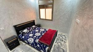 mała sypialnia z łóżkiem i lustrem w obiekcie Cozy place, calm and chill w mieście Tamraght Ouzdar