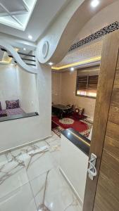 hol z drzwiami i pokój z dywanami w obiekcie Cozy place, calm and chill w mieście Tamraght Ouzdar