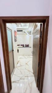 korytarz z drzwiami i podłogą wyłożoną kafelkami w obiekcie Cozy place, calm and chill w mieście Tamraght Ouzdar