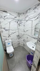 łazienka z toaletą i umywalką w obiekcie Cozy place, calm and chill w mieście Tamraght Ouzdar