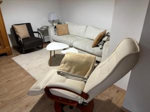 Ein Sitzbereich in der Unterkunft Ferienwohnung Lechfeld