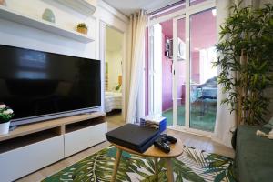 Telewizja i/lub zestaw kina domowego w obiekcie Calm, Beach and Bikes
