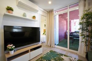 Telewizja i/lub zestaw kina domowego w obiekcie Calm, Beach and Bikes