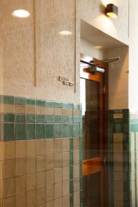 een badkamer met een betegelde muur met een bord met leeuwen bij Dikker & Thijs Hotel in Amsterdam +30 foto's