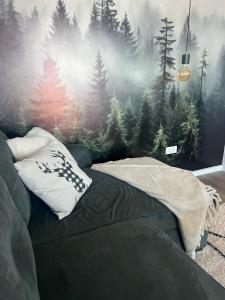 een slaapkamer met een muurschildering van een dennenbos bij Vučko Delux in Bjelašnica