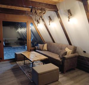 una sala de estar con un sofá y una mesa en Mountain house Tomislavgrad, en Tomislavgrad