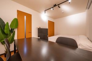 川口市にあるWillow Heimの部屋にベッドとテーブルがある寝室