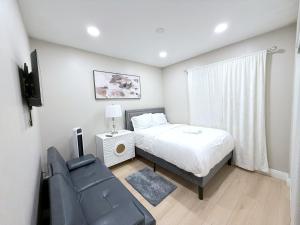 ein Schlafzimmer mit einem Bett und einer Couch in der Unterkunft Xlnc Exotic Home Spring Valley in Spring Valley