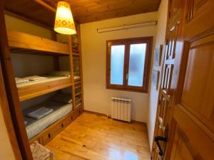 Postel nebo postele na pokoji v ubytování Ático en Llivia espacioso y acogedor + 42 fotografií