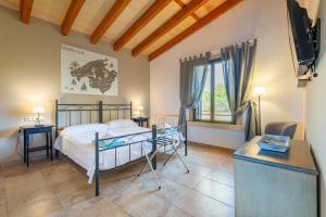 Ένα ή περισσότερα κρεβάτια σε δωμάτιο στο Son Sampoli Suites Adults Only by MHR