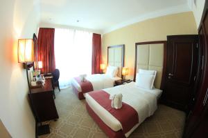 Cama ou camas em um quarto em Grand Regal Hotel