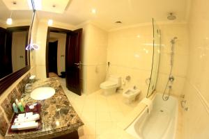 Um banheiro em Grand Regal Hotel