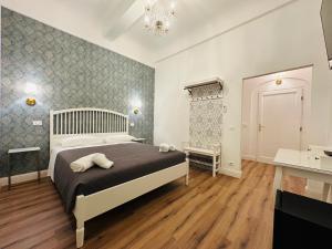 una camera da letto con un letto grande e un lampadario di Relais Sampaoli a Firenze