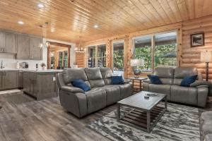 een woonkamer met twee banken en een tafel bij Deer Valley Luxury Condo, Comstock Lodge, 2 Bedroom - Walk to Lifts, Private Hot Tub, Amazing Views in Park City