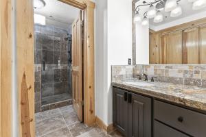een badkamer met douche, wastafel en spiegel bij Deer Valley Luxury Condo, Comstock Lodge, 2 Bedroom - Walk to Lifts, Private Hot Tub, Amazing Views in Park City +22 foto's