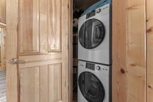 twee wasmachines staan naast een deur gestapeld bij Deer Valley Luxury Condo, Comstock Lodge, 2 Bedroom - Walk to Lifts, Private Hot Tub, Amazing Views in Park City