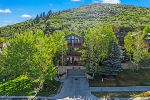een luchtzicht op een huis met een berg bij Deer Valley Luxury Condo, Comstock Lodge, 2 Bedroom - Walk to Lifts, Private Hot Tub, Amazing Views in Park City