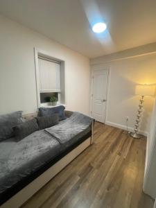 Φωτογραφία από το άλμπουμ του New Modern Apartment σε Γιόνκερς