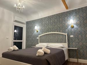 una camera da letto con un letto con due asciugamani sopra di Relais Sampaoli a Firenze