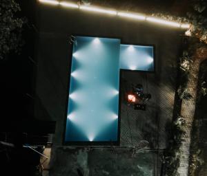 un grand miroir bleu sur le côté du bâtiment dans l'établissement Corbett Nature Walk - Forest View Swimming Pool, à Rāmnagar