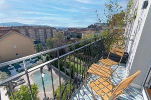Sercotel El Balcón de la Bahía Suites的阳台或露台
