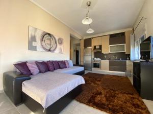 a living room with a couch and a kitchen at Family's home Trikala in Tríkala