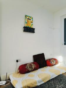 Katil atau katil-katil dalam bilik di Cosy 2-Bed Studio with Amenities