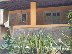 Una casa con plantas delante de ella. en Casa Bacana Boipeba, en Isla de Boipeba