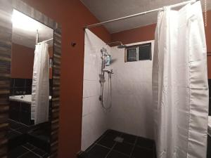 ein Badezimmer mit Dusche und Duschvorhang in der Unterkunft Casa texcoco in Cabo San Lucas + 18 Fotos