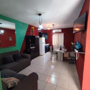 ein Wohnzimmer mit roten und grünen Wänden in der Unterkunft Casa texcoco in Cabo San Lucas