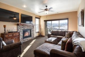 Χώρος καθιστικού στο Private Hot Tub, Minutes to Ski, Cozy Getaway, Beautiful Condo- Large 3BR, Private Garage!