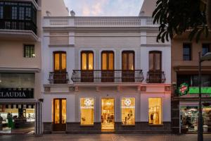 アレシーフェにあるGeria - Panasco Suitesの窓に明かりが付いた白い建物