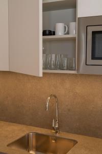 アレシーフェにあるGeria - Panasco Suitesのシンクと電子レンジ付きのキッチンカウンター