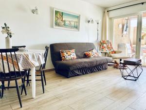 Χώρος καθιστικού στο Appart plain-pied 4 pers - piscine - parking