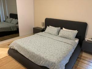 ein Schlafzimmer mit einem Bett und einem Spiegel in der Unterkunft Sea View Haven at Mangroovy in Hurghada