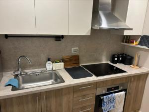 eine Küchentheke mit einer Spüle und einem Herd in der Unterkunft Sea View Haven at Mangroovy in Hurghada