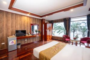 TV a/nebo společenská místnost v ubytování Danang Catinal Riverside Hotel