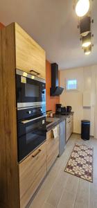 a kitchen with an oven and a stove at Dépaysant à Poitiers in Poitiers +22 photos