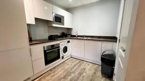 Last-Minute Secure l Reserve Now l Sleeps Up to 3 l 262 Bradford Street , Birmingham l Cozy City Centre Stay l JVT Short Lets的厨房或小厨房