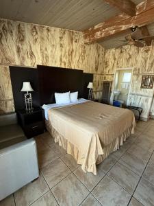 a bedroom with a large bed in a room at Cinderella Motel in Hollister