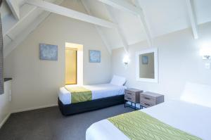 Postel nebo postele na pokoji v ubytování Admirals Motor Inn